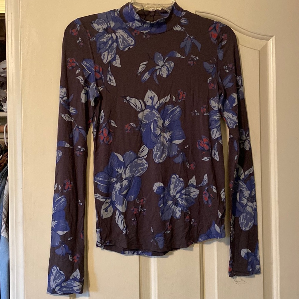 Free people long sleeve top with cute back button detail